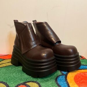 Elegant Brown Platform Boots
